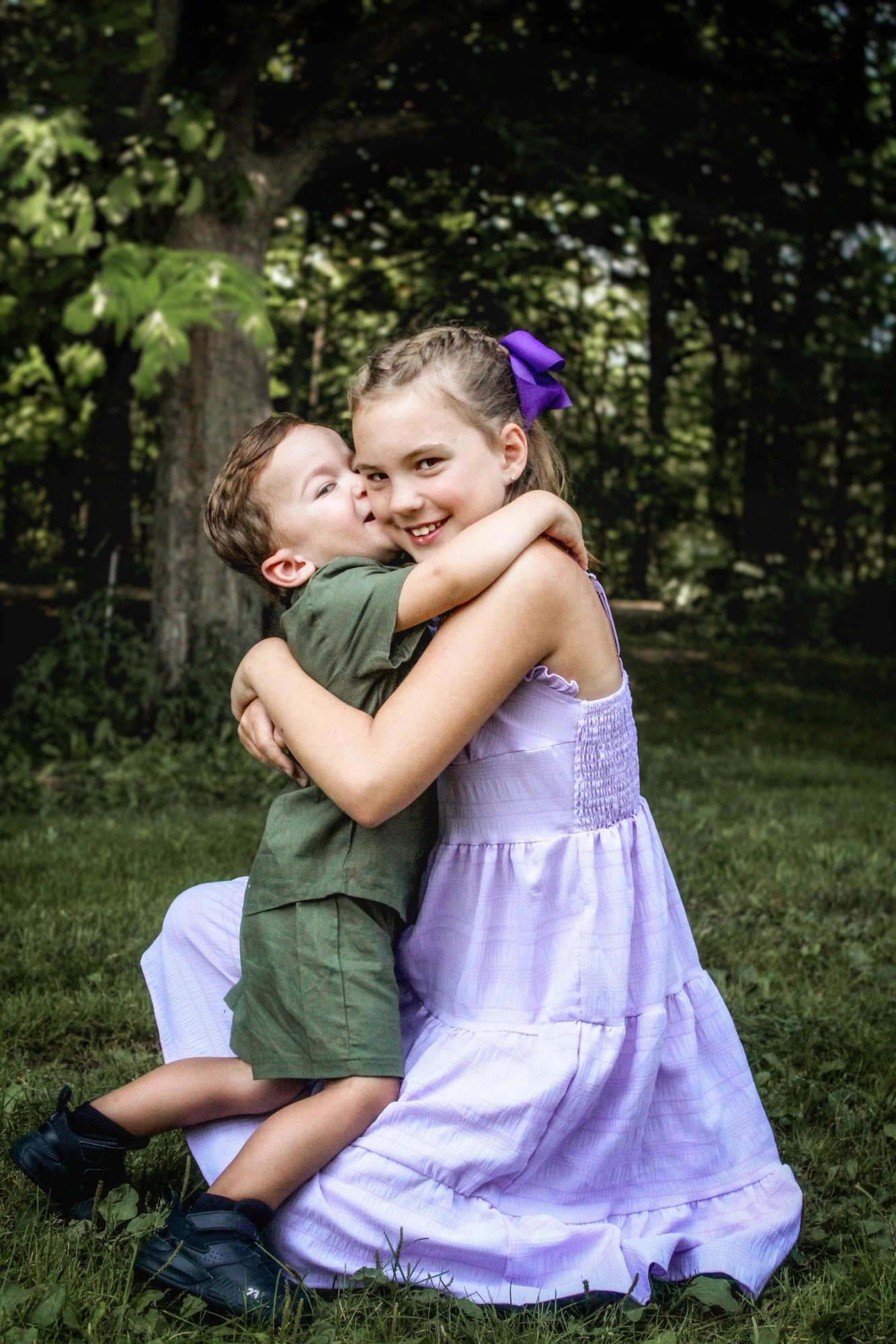 Siblings hugging - children portrait photography in Elmira, Ontario